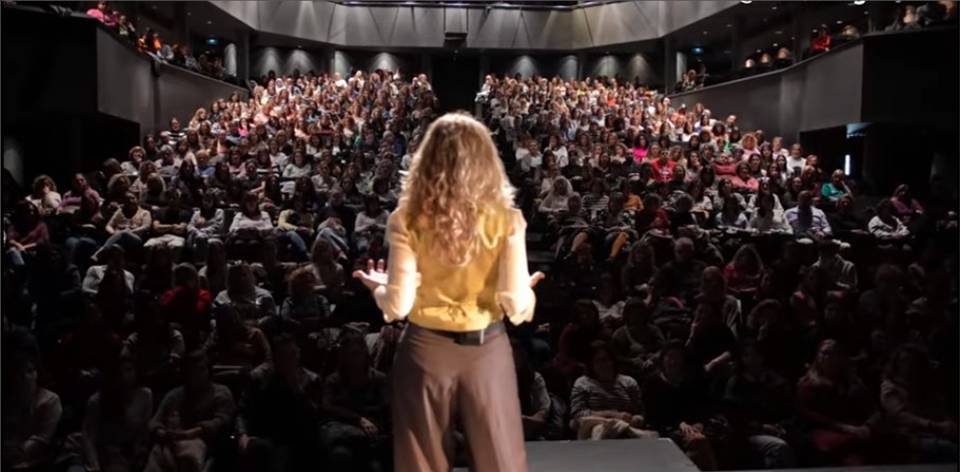 Silvia Congost en el escenario durante el evento RAÍZ